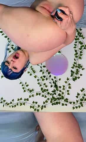 Babe solo toys her pussy