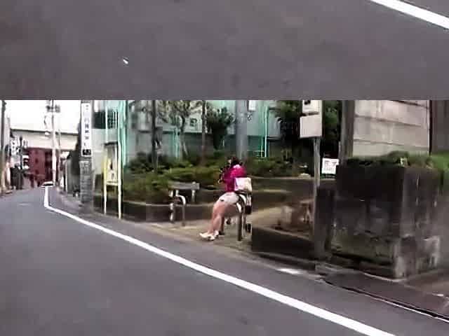 Amateur Asian teen sucks a big cock