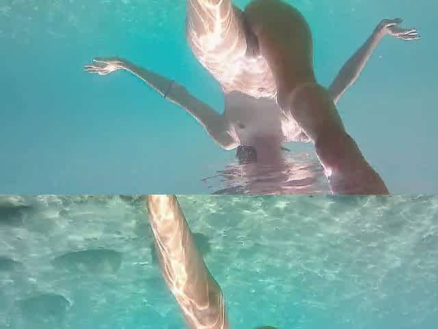 Exhibitionist girlfriend masturbating underwater! Nudista si tocca in acqua