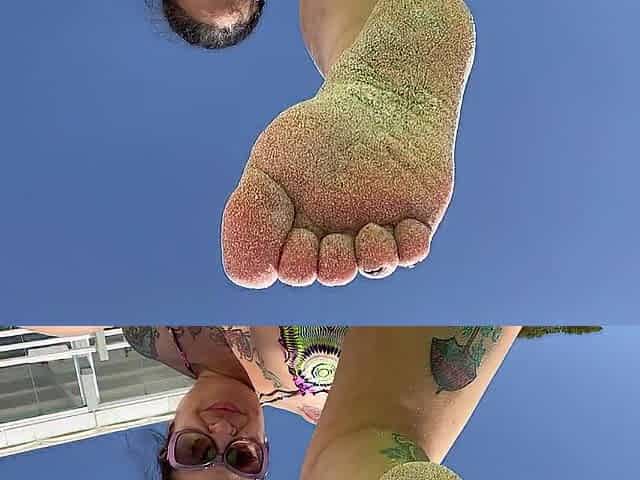 CLEAN MY HOT BAWDY FEET IN THE BEACH