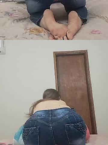 Woman masturbating quickly with fingers in cunt climax