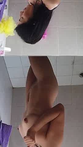 Mi Roomie in the Bathroom Taking a Shower