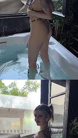 En Bikini Blond Canon Se Doigte Jusqu' Jouir