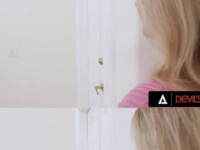 Experienced blonde lady dels with hefty cock as her stepdaughter watches