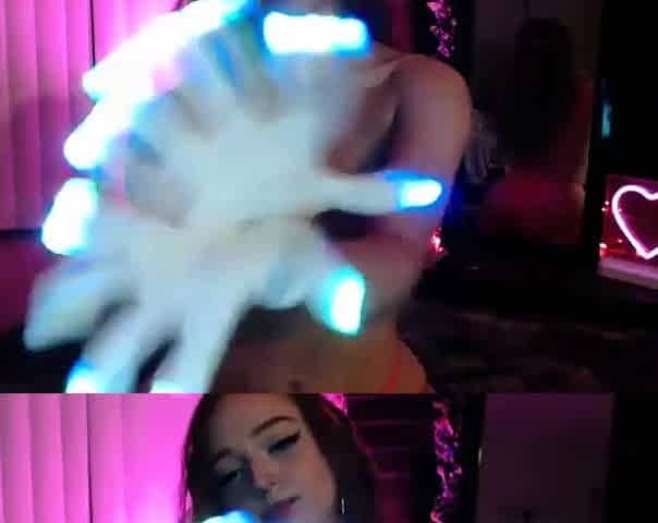 Amateur Webcam Teen Flashes Masturbates