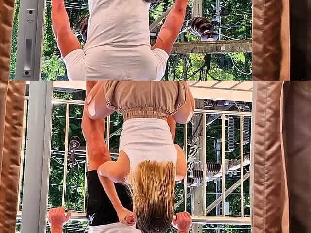 Mature bitch sucks big dick on the balcony