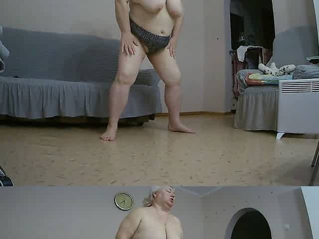 Girlfriend Masturbates in Front of the Camera for Fans