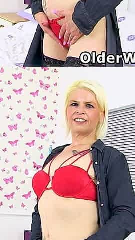 Blonde MILF Skyler From the UK Pushes Her Massager Into Her Cunt Hole