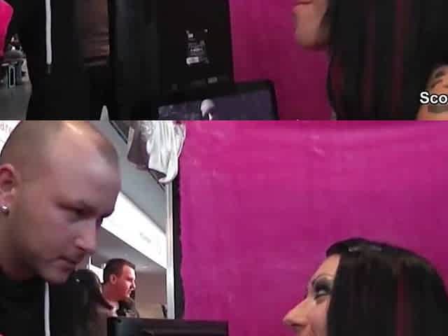 Deutscher Pornostar fickt Fan direkt auf der Venus Messe