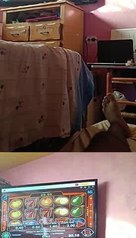 Latina le gusta chupar polla mientras juega casino y salta sobre mi polla.