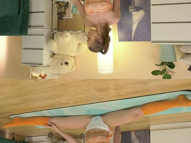 Flexible Teen Loves Rough Dildo Gymnastic