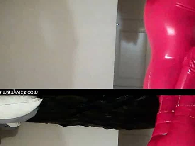 Webcam skinny brunette plays her squirt pussy