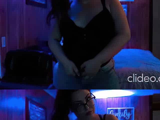 Gamer Beauty does Hawt Disrobe Tease