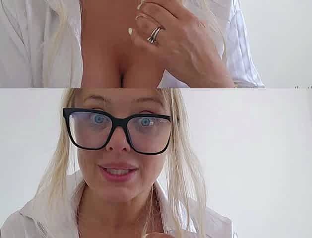 Blonde babe with a big ass and boobs masturbates