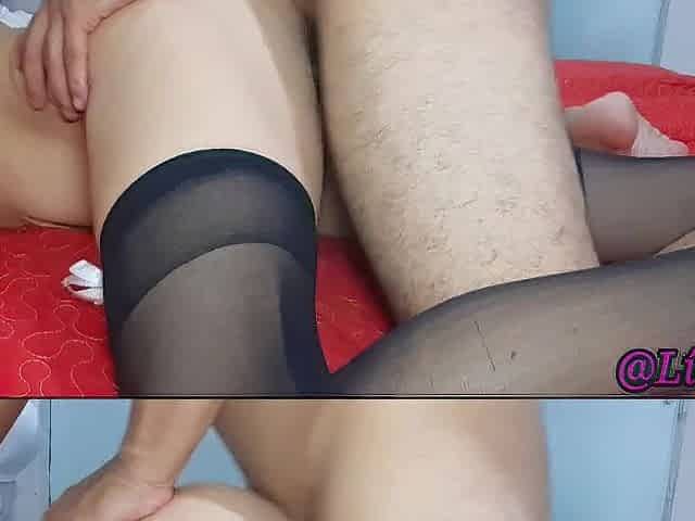 Hermosa Morena en Medias es Follada en un Motel por Primera Vez , Recibe Buena Corrida Amateur xxx