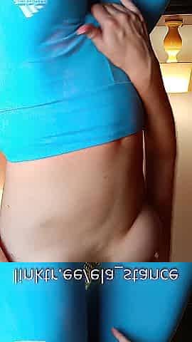 Sie zeigt ihren CAMELTOE in enger LEGGINGS klatscht ihren ARSCH und reibt sich ihre PRALLE MUSCHI !
