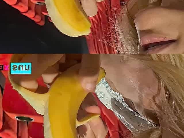BLOWFLASH in the THEATER: a horny mother i'd like to fuck can't resist to give a banana a oral pleasure