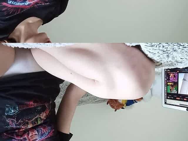 Wet Babe Masturbating Hard to Porn!