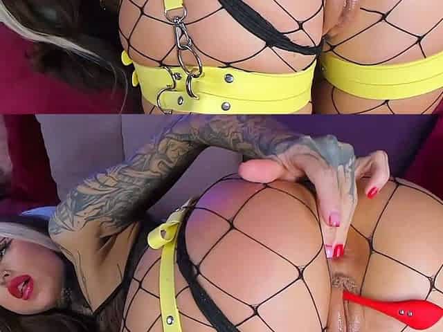 Blonde solo toying
