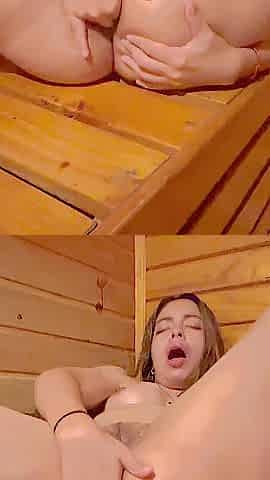 Puta caliente pilladametiendo sus dedos en sauna el