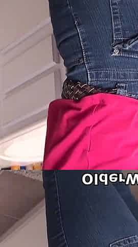 American MILF Anna Starts Toying Her Hairy Muff in the Bathroom