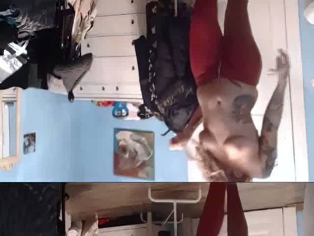 Amateur blonde babe masturbates on cam
