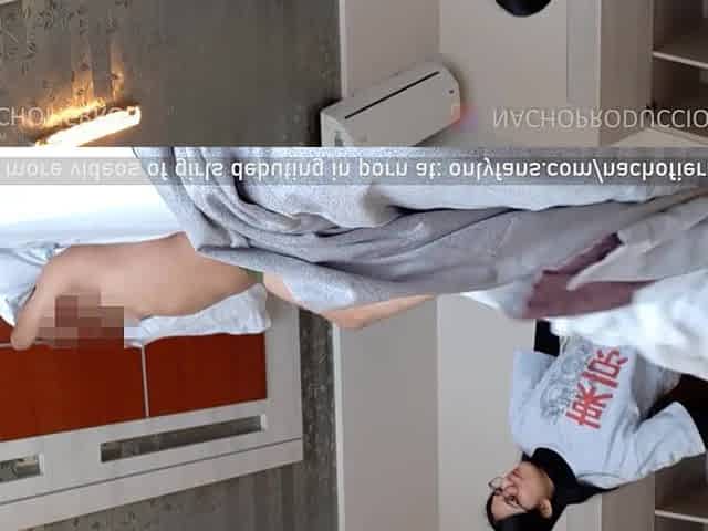 Empleada del hotel entra a limpiar y no soporta las ganas de follar.