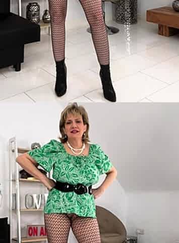 Big boobs milf masturbates with her dildo
