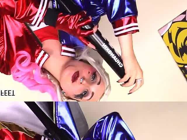 Harley Quinn teases u with her feet in ebony stockings