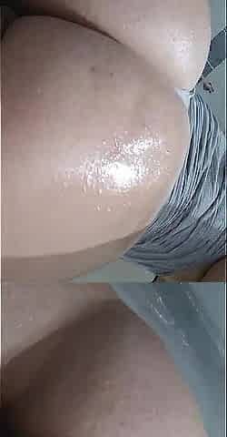 Oiled Large Butt Twerking