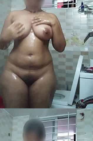 Desi Big Boobs Girl Taking Shower