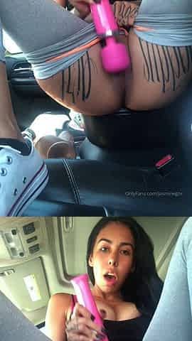 Amateur brunette double toying on webcam