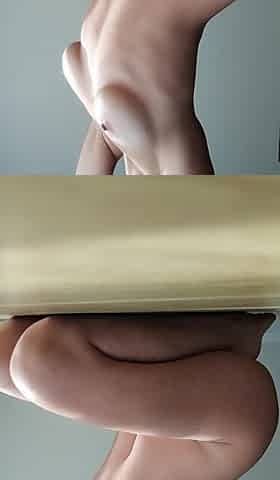 Nude floozy screws herself
