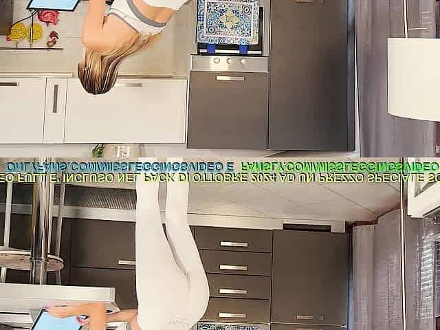 Matrigna in leggings bianchi attillati deve calmare l'erezione del figliastro prima della palestra
