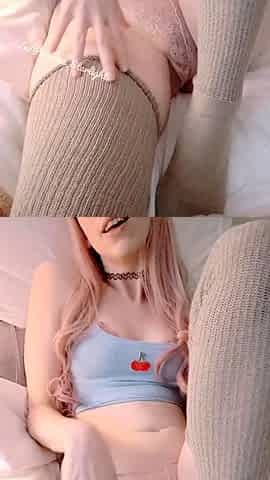 Amateur blonde teen Fingers Her Wet Pussy