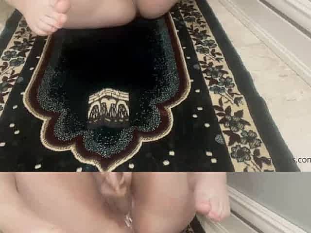 hijab muslim bitch fucks her pussy till she squirts