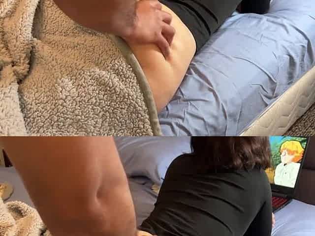 stepsister large butt watching manga