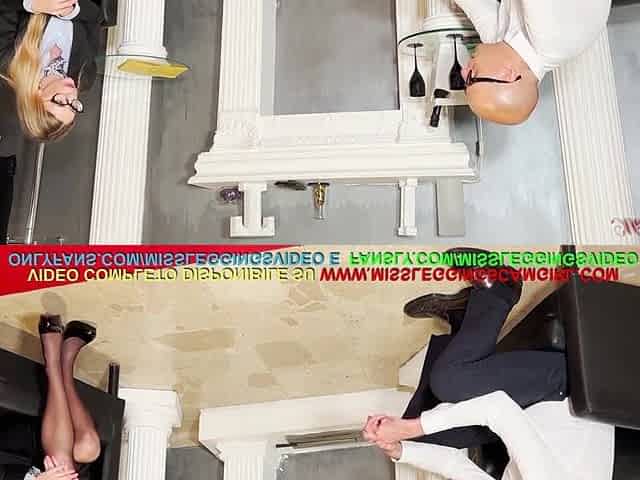 La giovane assistente si scopa il cliente dell'hotel