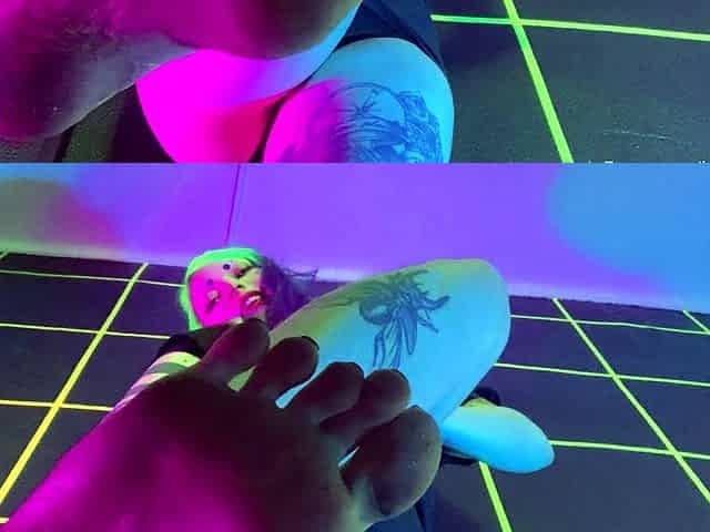 Amateur Foot Fetish Girlfriend Sucks and gives a Footjob