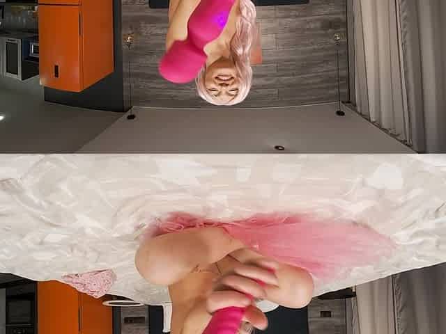 Kris the Foxx Shows Us Her Pretty Pink Pussy