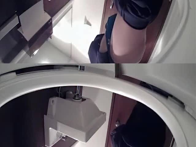 Woman with nice ass spied pissing