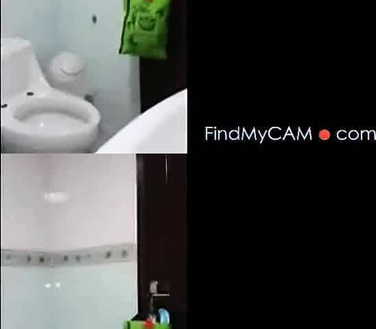 Indian Girl Masturbates on Webcam After Bath