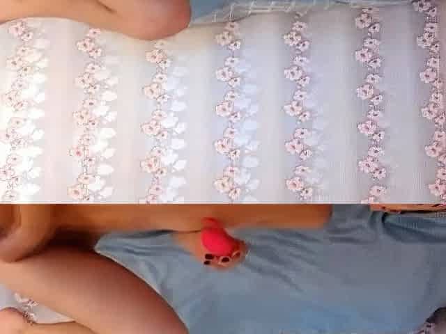 Amateur Webcam Girl Takes It Hard