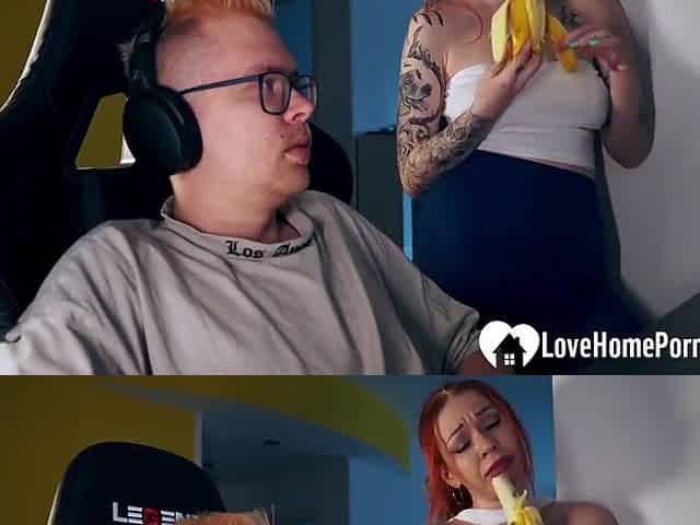 Distracting His Gaming With A Good Blowjob