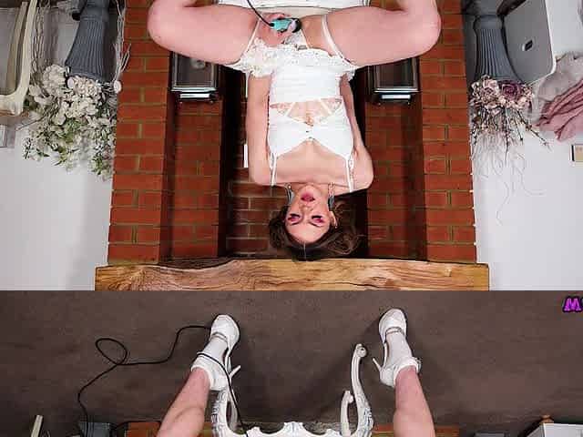Ivory Curls Gets Herself Off In An Intensive Solo Session