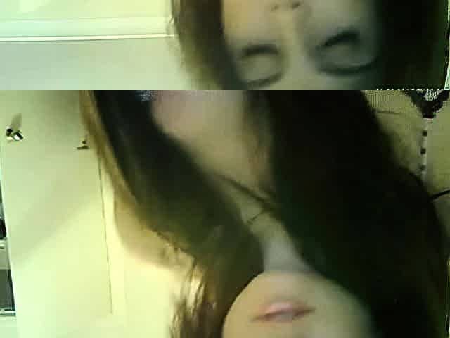 Gorgeous Girl Pleasures Herself on Webcam
