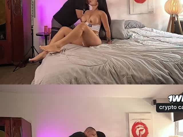 Model Fucks Her Cameraman During A Photoshoot And Gets All The Cum On Her Big Ass - Aleja Palacios