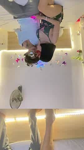 The Chinese Employee Was Invited by a Young Customer to Receive