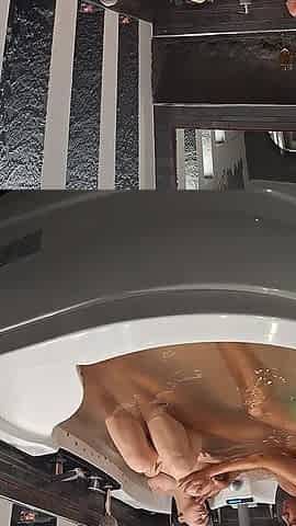 Hard Blowjob in the Hot Tub