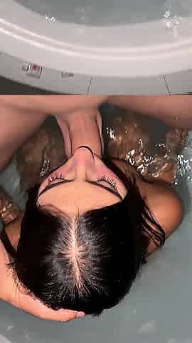 Follando en el jacuzzi de noche! Large cum